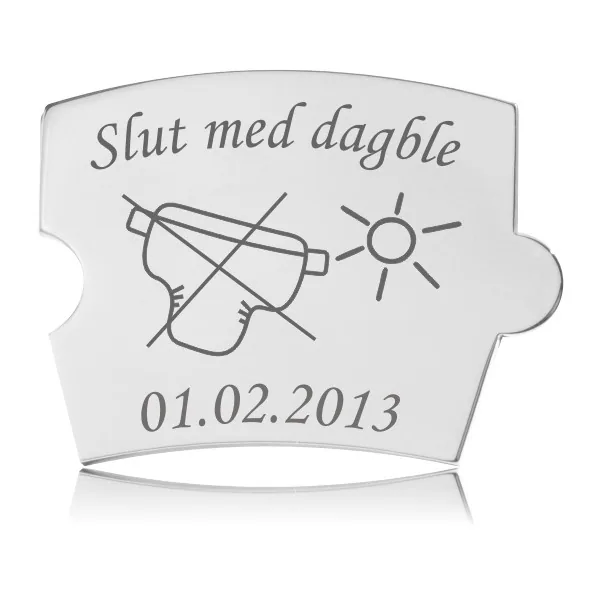 Blank Spin "Slut med dagble" mindebrik i håndpoleret rustfrit stål med tydelig mørkegrå gravering af teksten "Slut med dagble" og et billede af en overstreget ble med en sol. Brikken har en afrundet top og en udskæring i venstre side til ilægning.