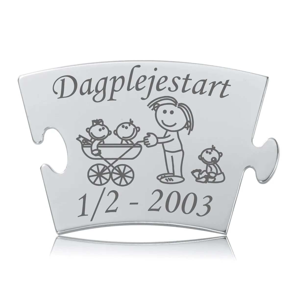 Memozz Classic brik i rustfrit stål med gravering af "Dagplejestart", en venlig figur, der passer på to babyer i en barnevogn og en siddende baby.