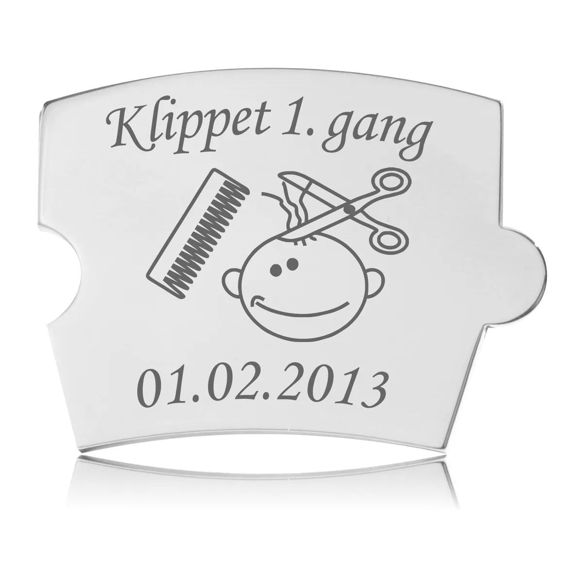 Memozz Spin brik i blankpoleret stål med "Klippet 1. gang" og børnemotiv