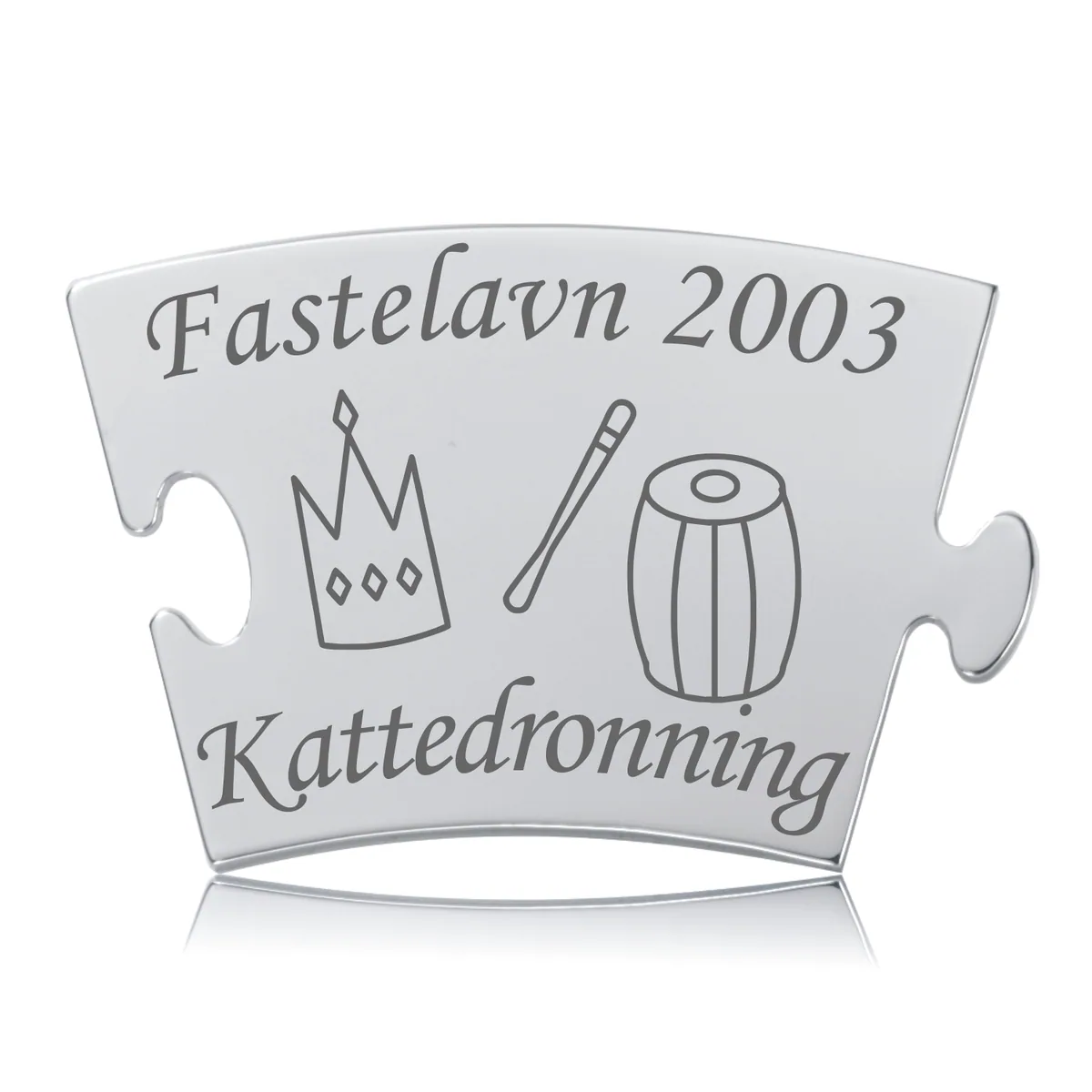 Rektangulær, skinnende Memozz Classic brik i rustfrit stål med gravering af krone, tromme og teksten "Kattedronning".