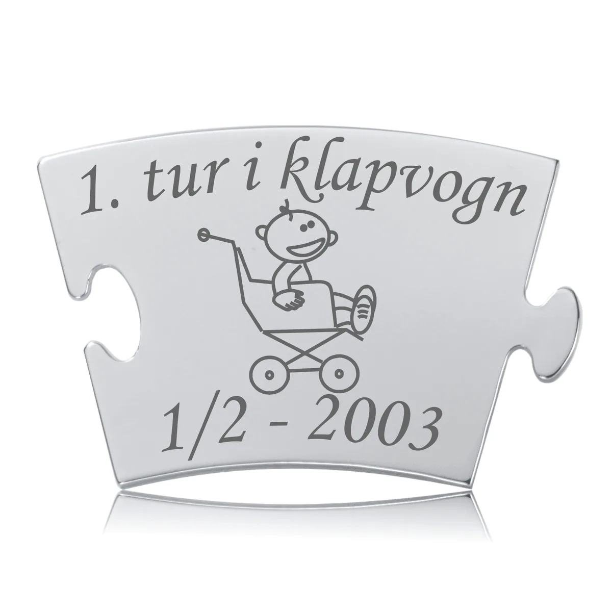 Memozz Classic mindebrik i håndpoleret rustfri stål med gravering af "1. tur i klapvogn" og et smilende barn i klapvogn.