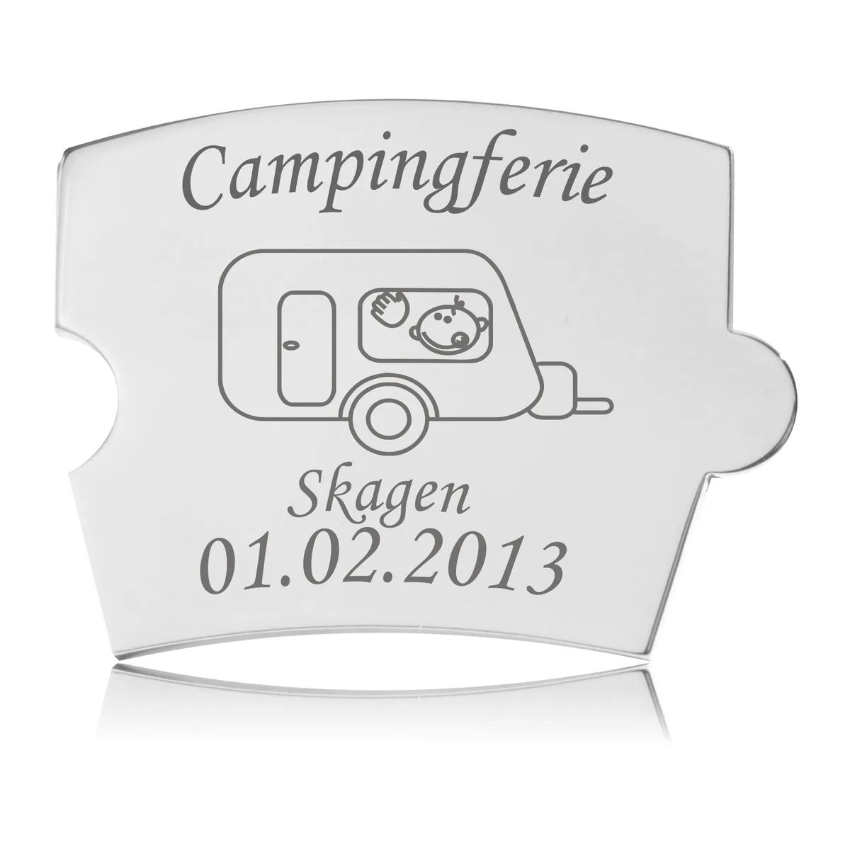 Memozz Spin Campingferie mindebrik i blankt rustfrit stål med tegning af campingvogn og teksten "Campingferie".