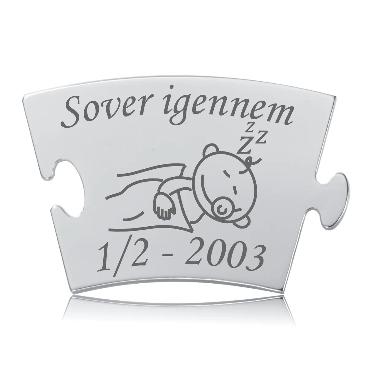 Sover igennem Memozz Classic mindebrik i blankt, rustfrit stål med graveret motiv af sovende baby og teksten "Sover igennem"