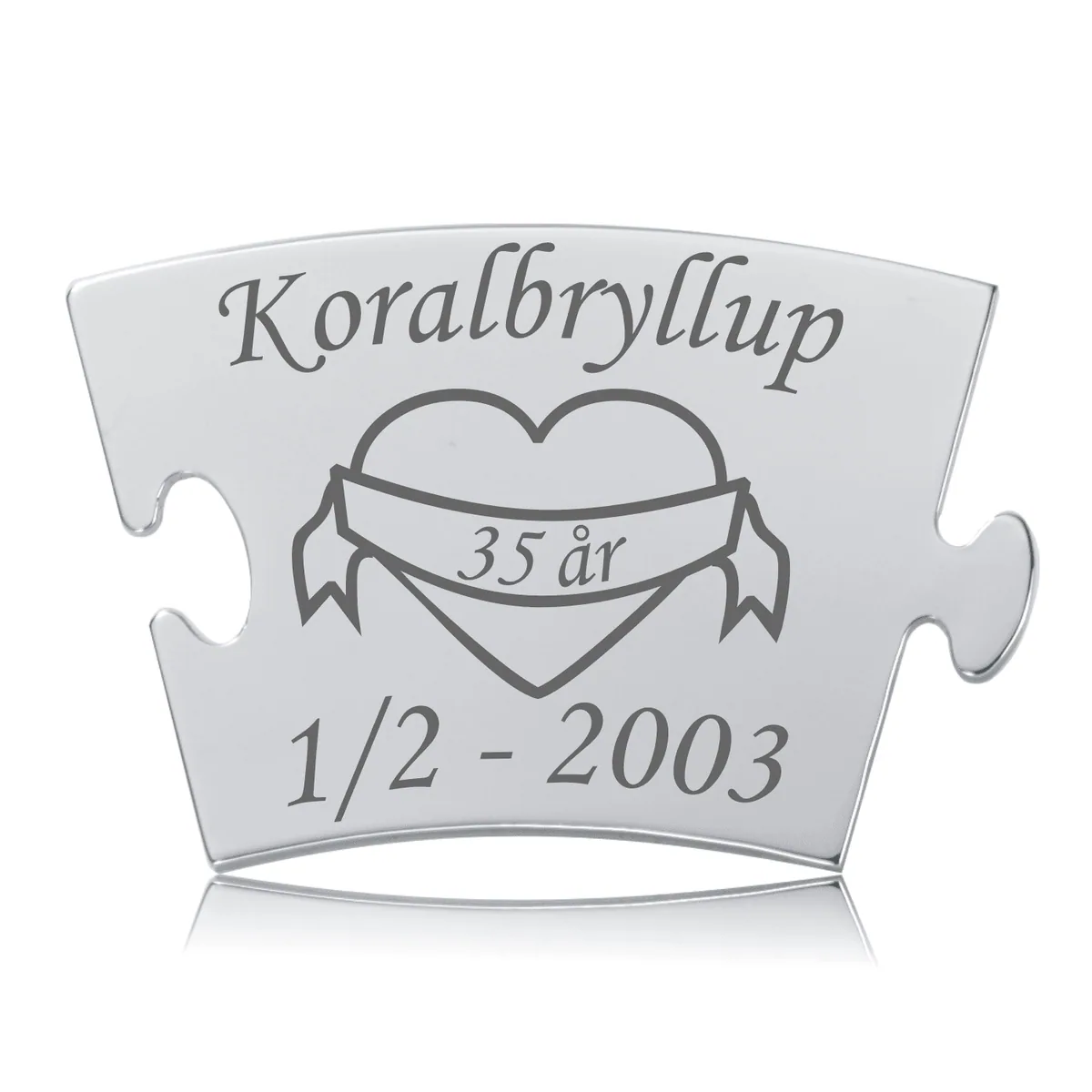 Memozz Classic koralbryllup mindebrik i sølvfarvet stål med graveret tekst "Koralbryllup" og "35 år" indeni et hjerte