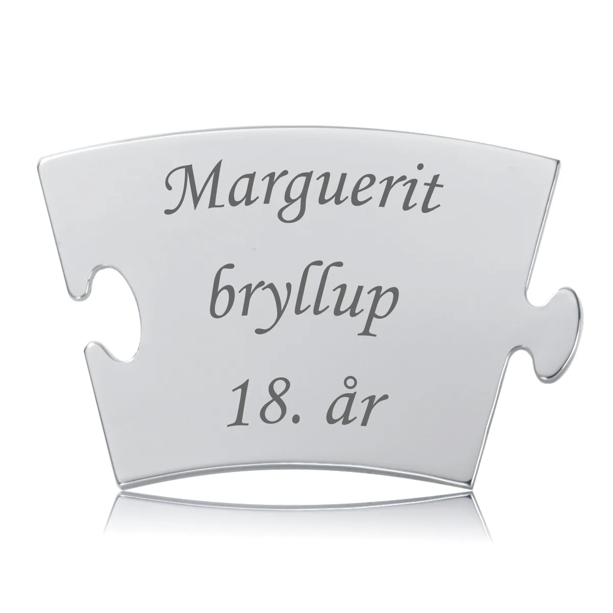 Margueritbryllup brik til Memozz Classic mindetavle i håndpoleret rustfrit stål med graveret tekst "Marguerit bryllup 18. år"
