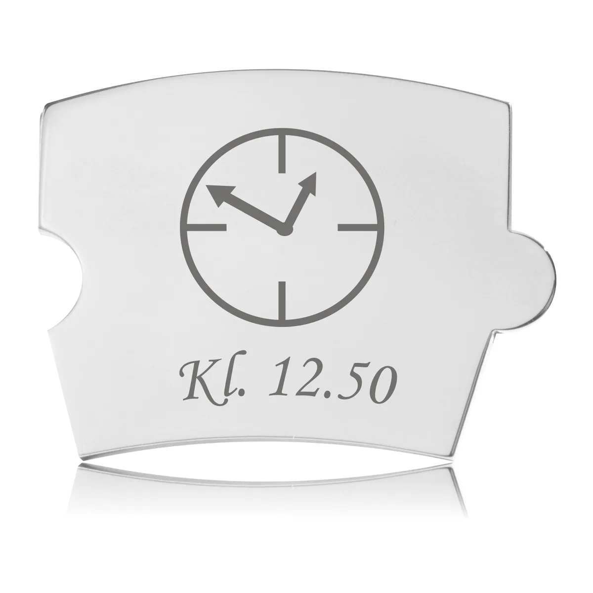 Memozz Spin Fødselstidspunkt brik i skinnende rustfrit stål med urskive og teksten "Kl. 12.50" dybt graveret i mørkegrå.