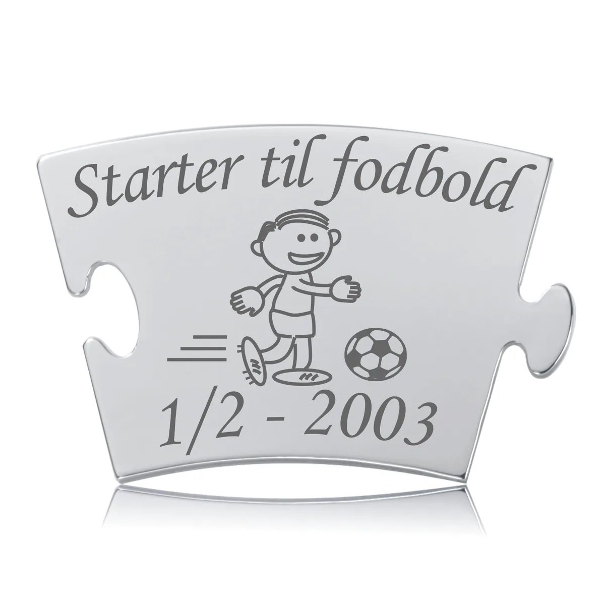 Memozz Classic "Starter til fodbold - Dreng" brik i håndpoleret rustfrit stål med mørk, dateret lasergravering af fodboldspiller
