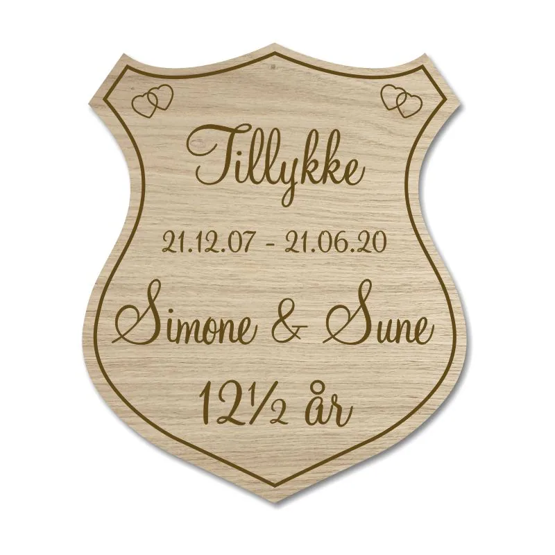 Æresport skjold til kobberbryllup i egetræsfiner. Skiltet er personligt graveret med navne og dato for en unik fejring.