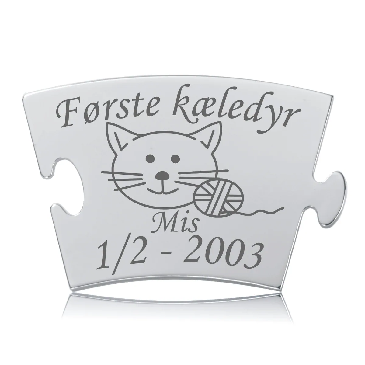 Memozz Classic brik "Første kæledyr - Kat" i sølvfarvet stål med mørk gravering af kat og garnnøgle