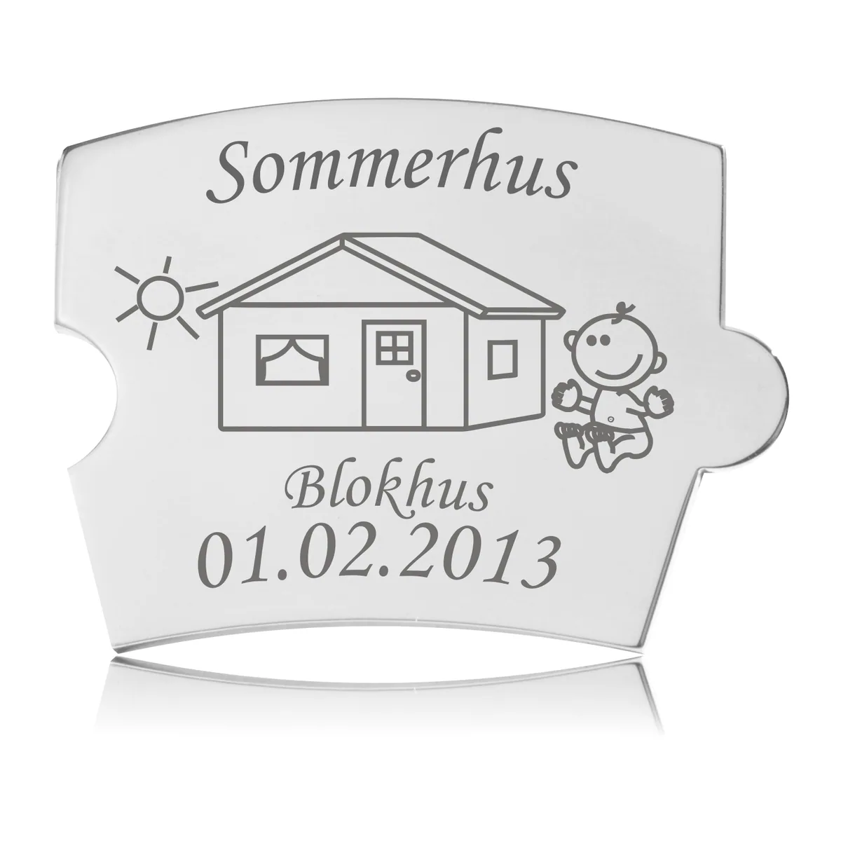 Memozz Spin brik i poleret rustfrit stål med gravering af sommerhus, sol og baby, perfekt til ferieminder.