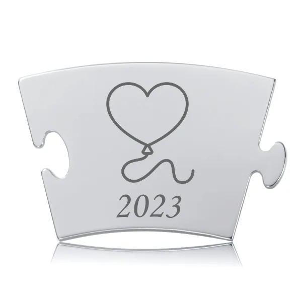 Blankpoleret Memozz Classic årsbrik for 2023 med graveret hjerteballon og årstal