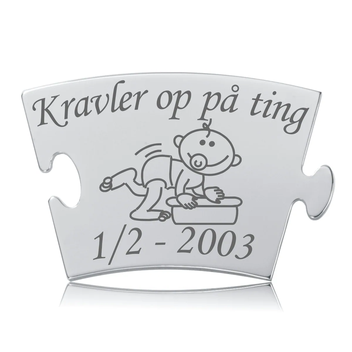 Memozz Classic brik i rustfrit stål med gravering af kravlende baby og teksten "Kravler op på ting".