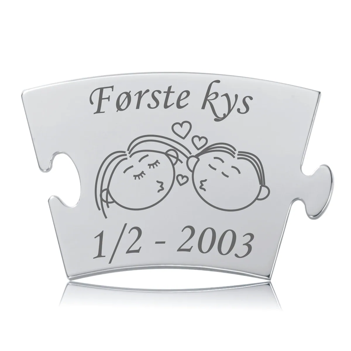 Memozz Classic brik “Første kys” med to ansigter, der kysser, og et hjerte på en blank, håndpoleret baggrund af rustfrit stål