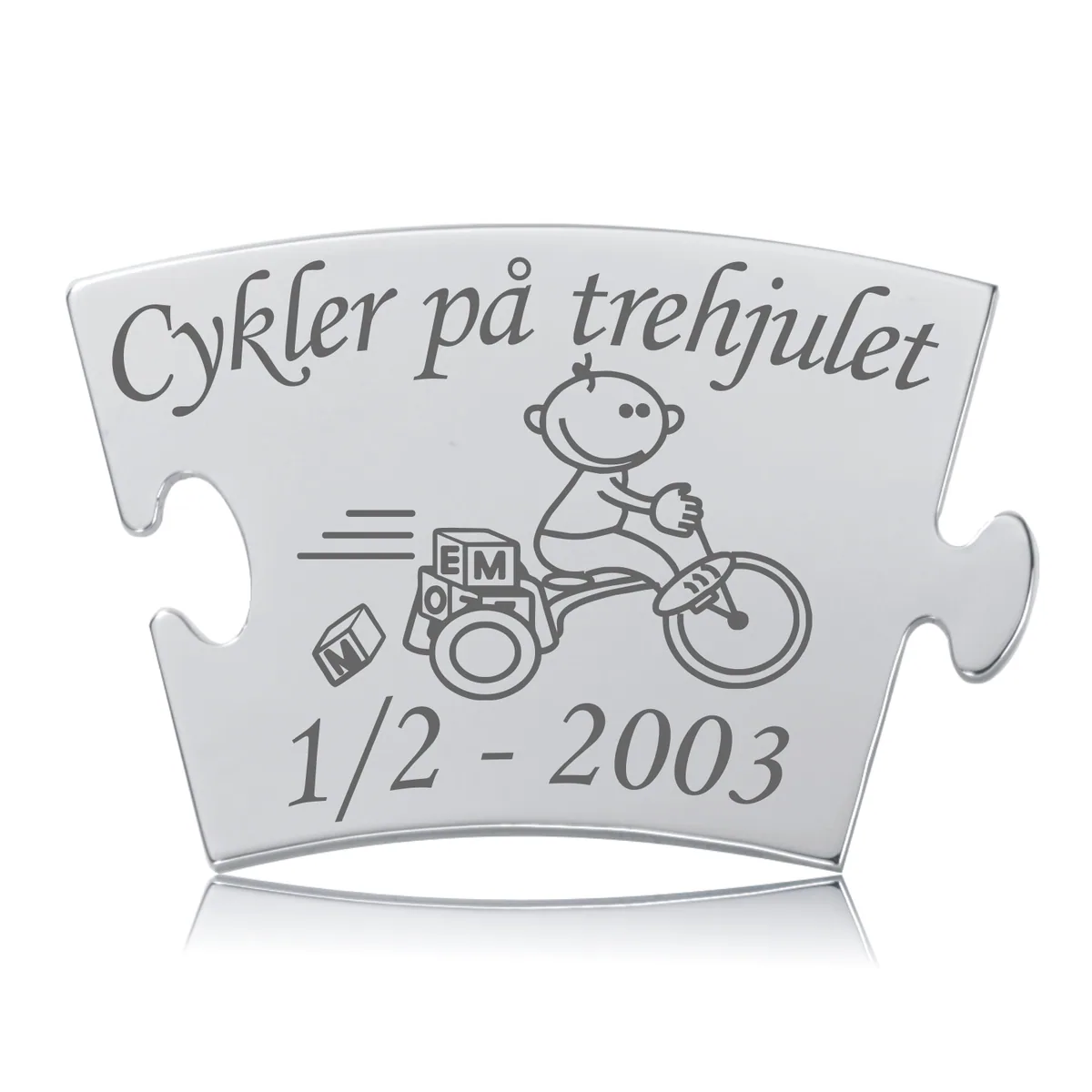 Memozz Classic brik "Cykler på trehjulet" i poleret rustfrit stål med mørk, detaljeret lasergravering af barn på cykel