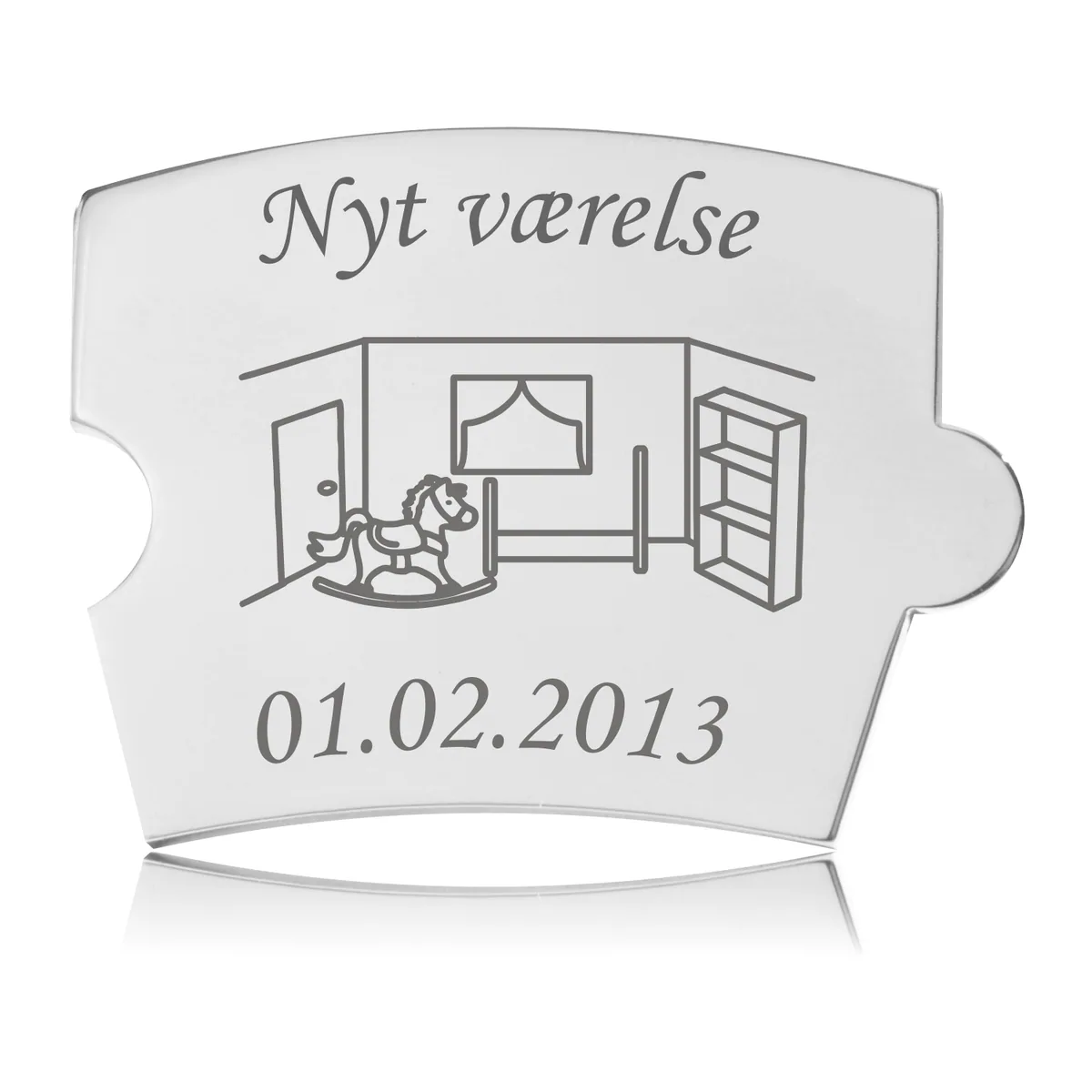 Memozz Spin brik "Nyt værelse" i sølvfarvet stål med lasergraveret illustration af børneværelse og tekst