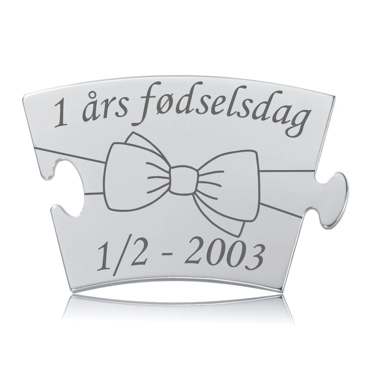 Memozz Classic fødselsdagsbrik i blankt stål med graveret sløjfe symbol og teksten "1 års fødselsdag"