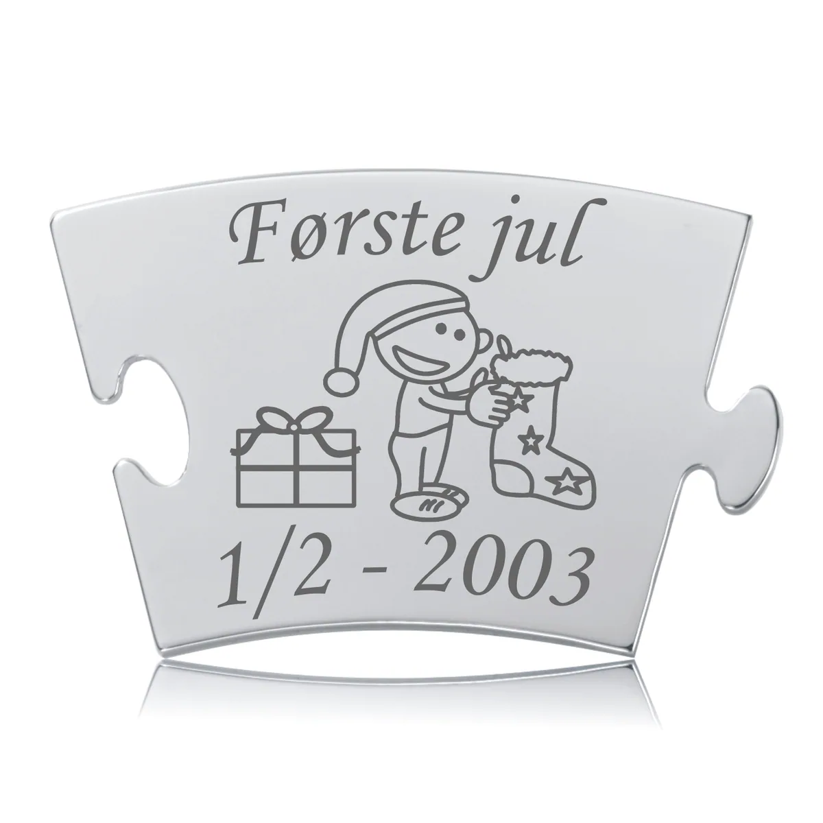 Blankpoleret Memozz Classic brik med gravering af nisse, julestrømpe, gave og teksten "Første jul".