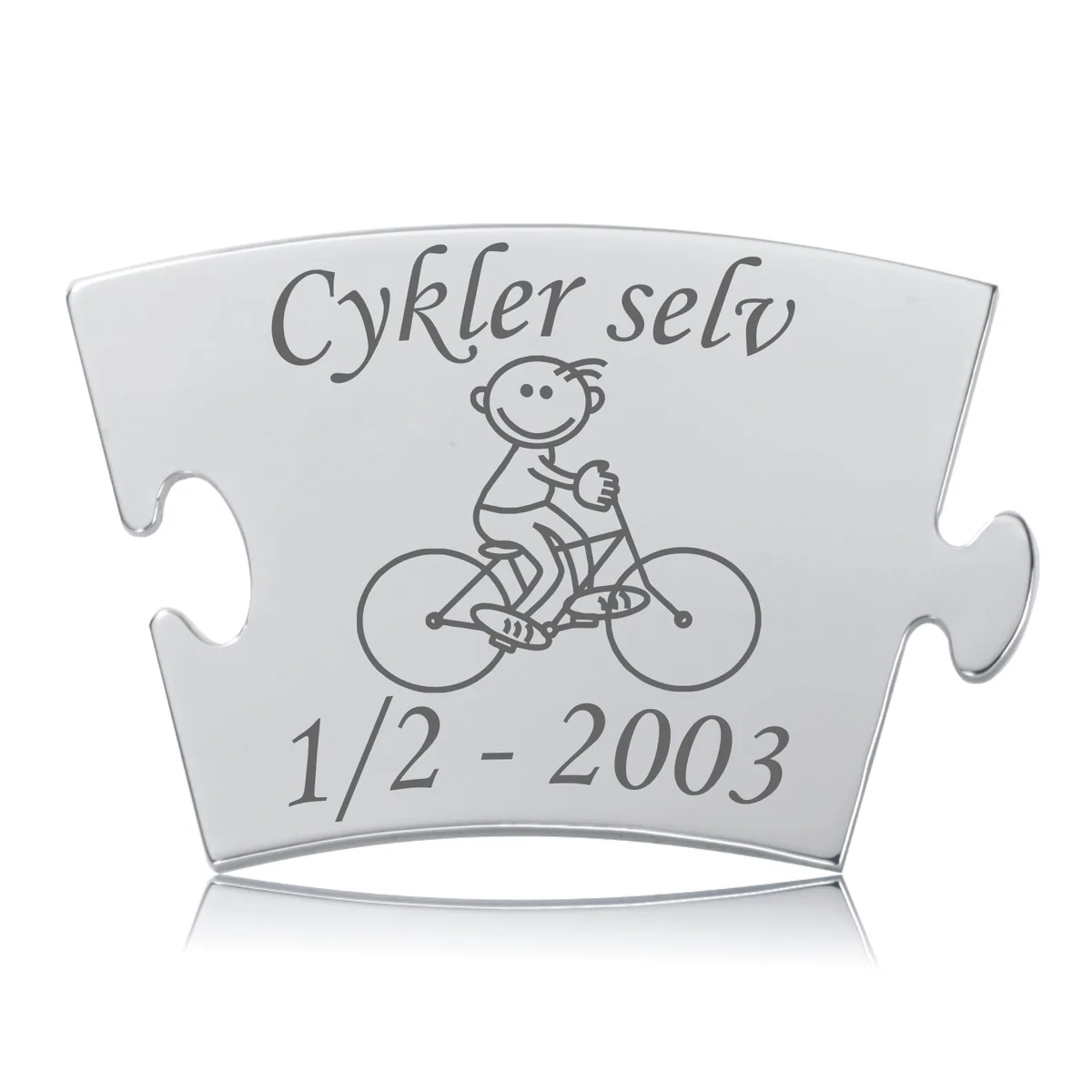 Memozz Classic brik i håndpoleret rustfri stål med gravering af en dreng der cykler og teksten "Cykler selv".