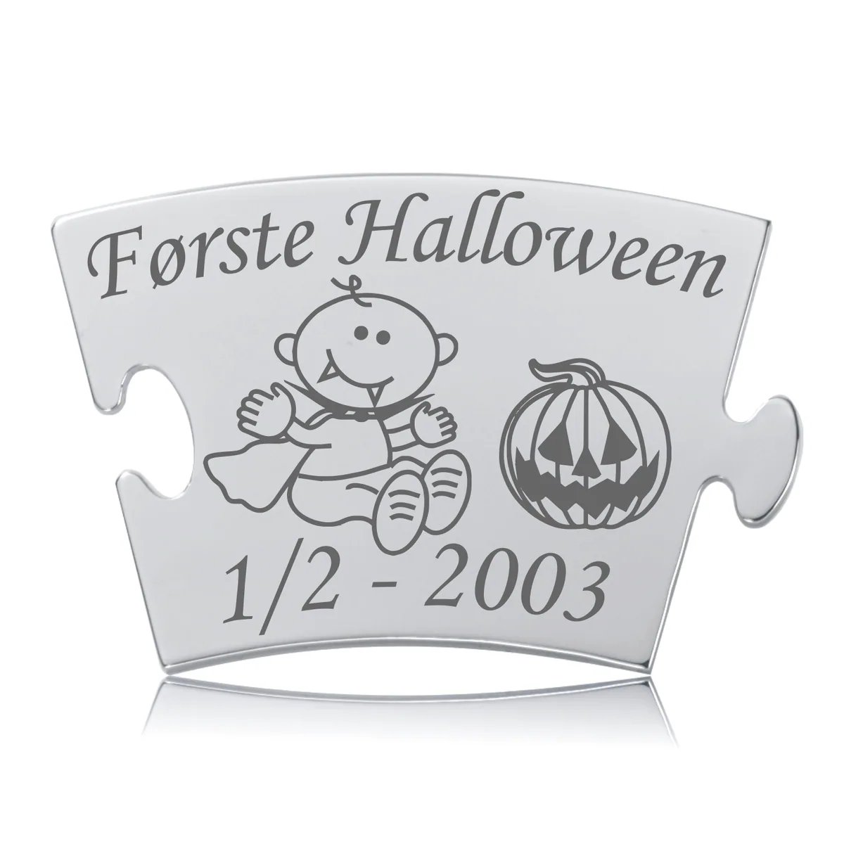 Memozz Classic brik "Første Halloween" med gravering af vampyrbaby og græskar på rustfri stål baggrund.
