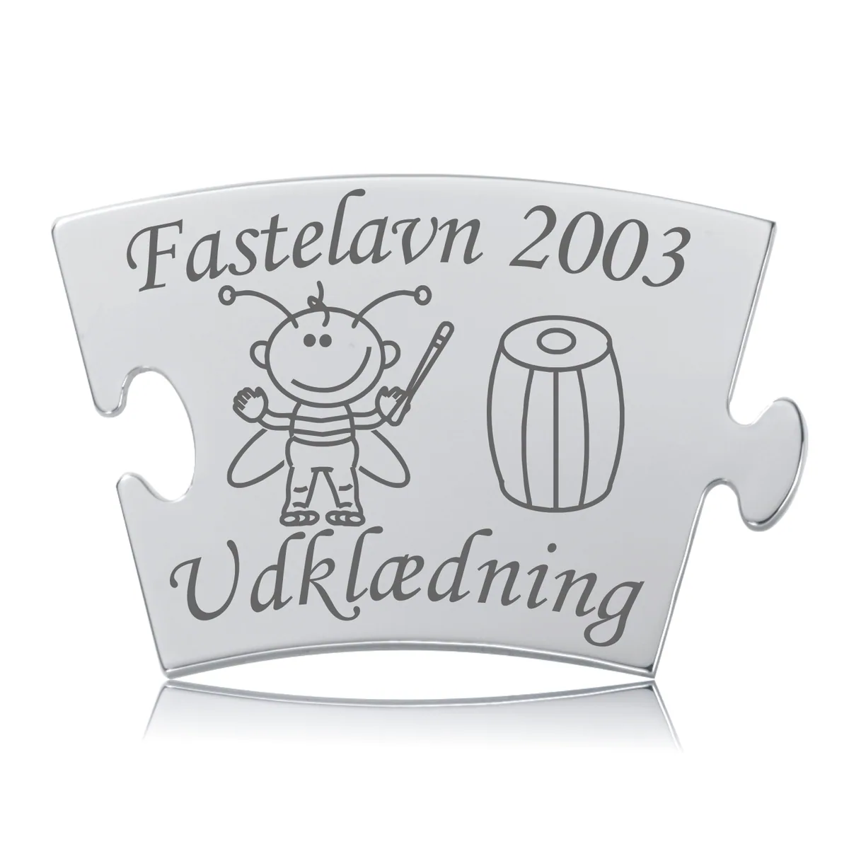 Fastelavn - Bi Memozz Classic brik i skinnende rustfrit stål med lasergraveret årstal, en sød bi og en fastelavnstønde, samt teksten "Udklædning".