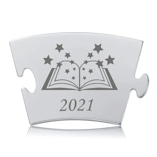 Memozz Årsbrik 2021 i skinnende rustfrit stål med gravering af åben bog og stjerner