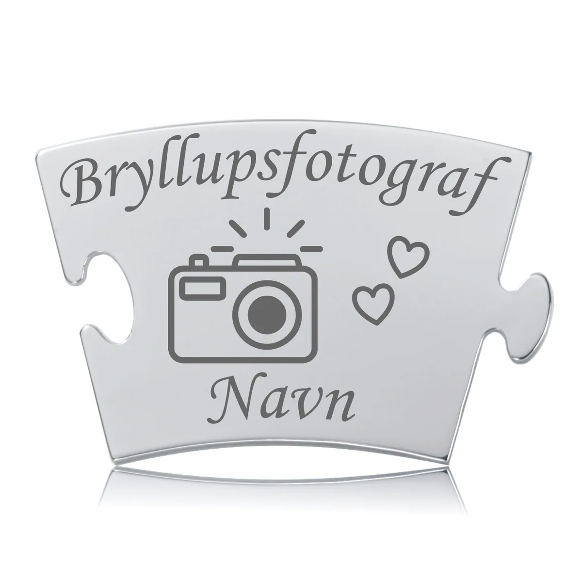 Blankpoleret Memozz Classic brik i rustfrit stål med teksten "Bryllupsfotograf" og et kamera ikon indgraveret