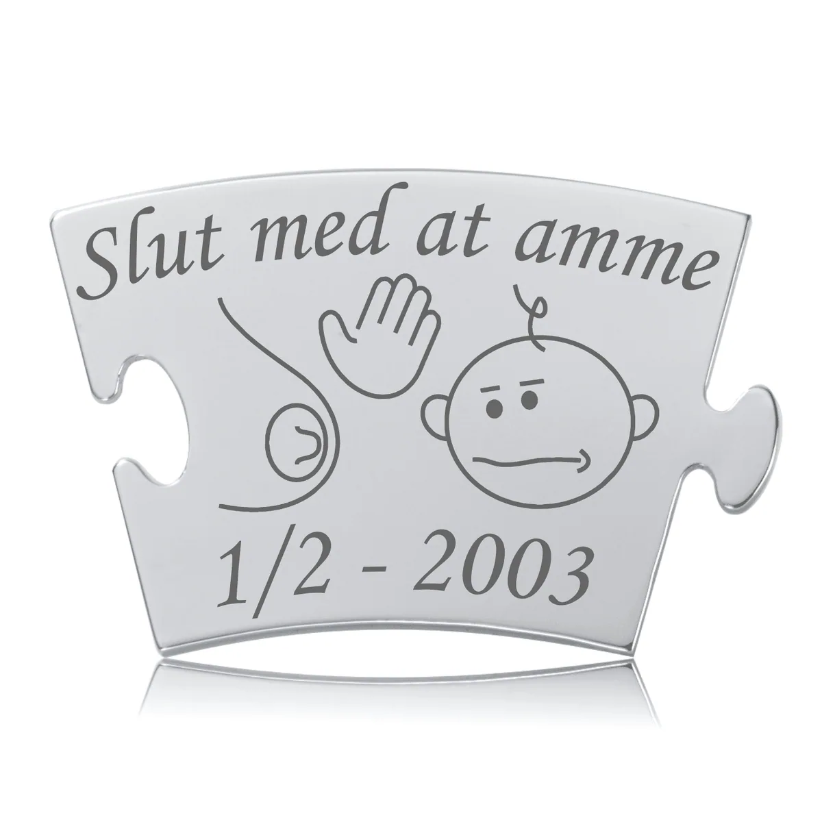 Memozz Classic brik "Slut med at amme" i rustfrit stål med graveret tekst og illustration af en ammepause. En fin måde at huske en vigtig tid.