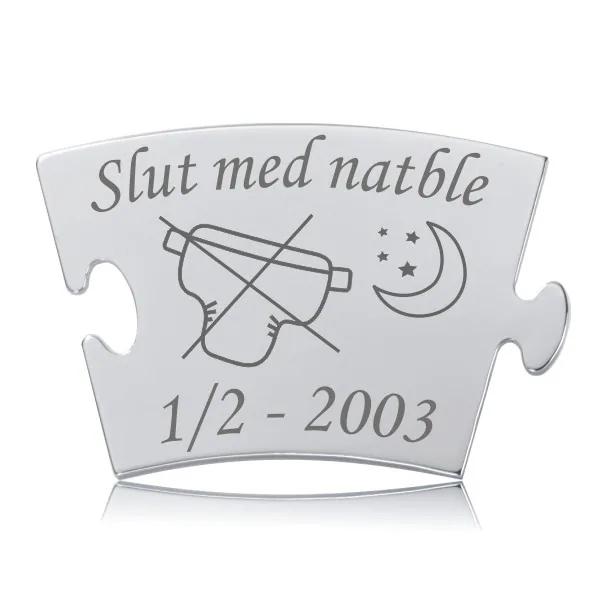 Memozz Classic brik i rustfrit stål med teksten "Slut med natble", et overstreget ble-symbol og en måne med stjerner, der signalerer en opnået milepæl.