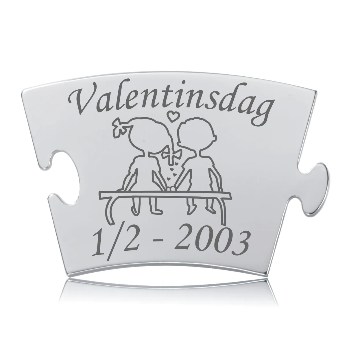 Blankpoleret Memozz Classic brik i rustfrit stål med graveret Valentinsdag motiv af et forelsket par og datoen 1/2-2003