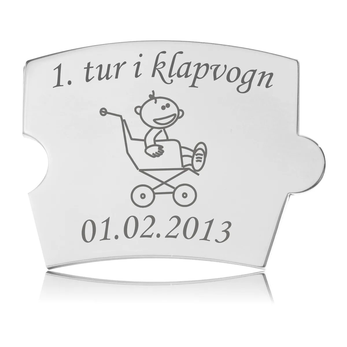 Memozz Spin mindebrik "Første tur i klapvogn" i graveret rustfrit stål med motiv af baby i klapvogn