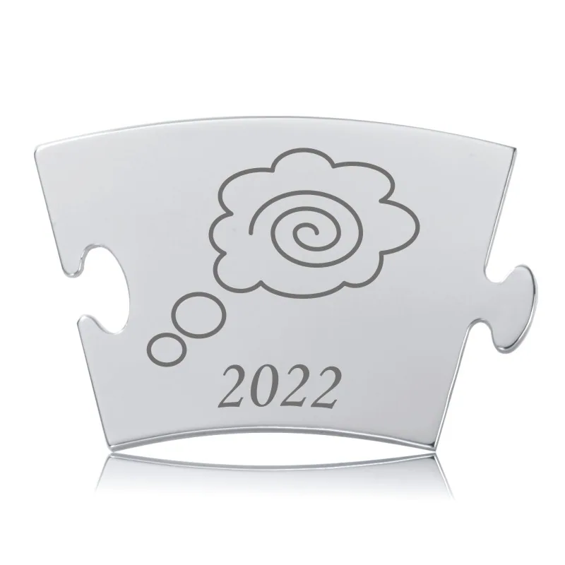 Memozz Classic Årsbrik 2022 i skinnende rustfrit stål med graveret tankesky og årstallet 2022, set forfra mod hvid baggrund.