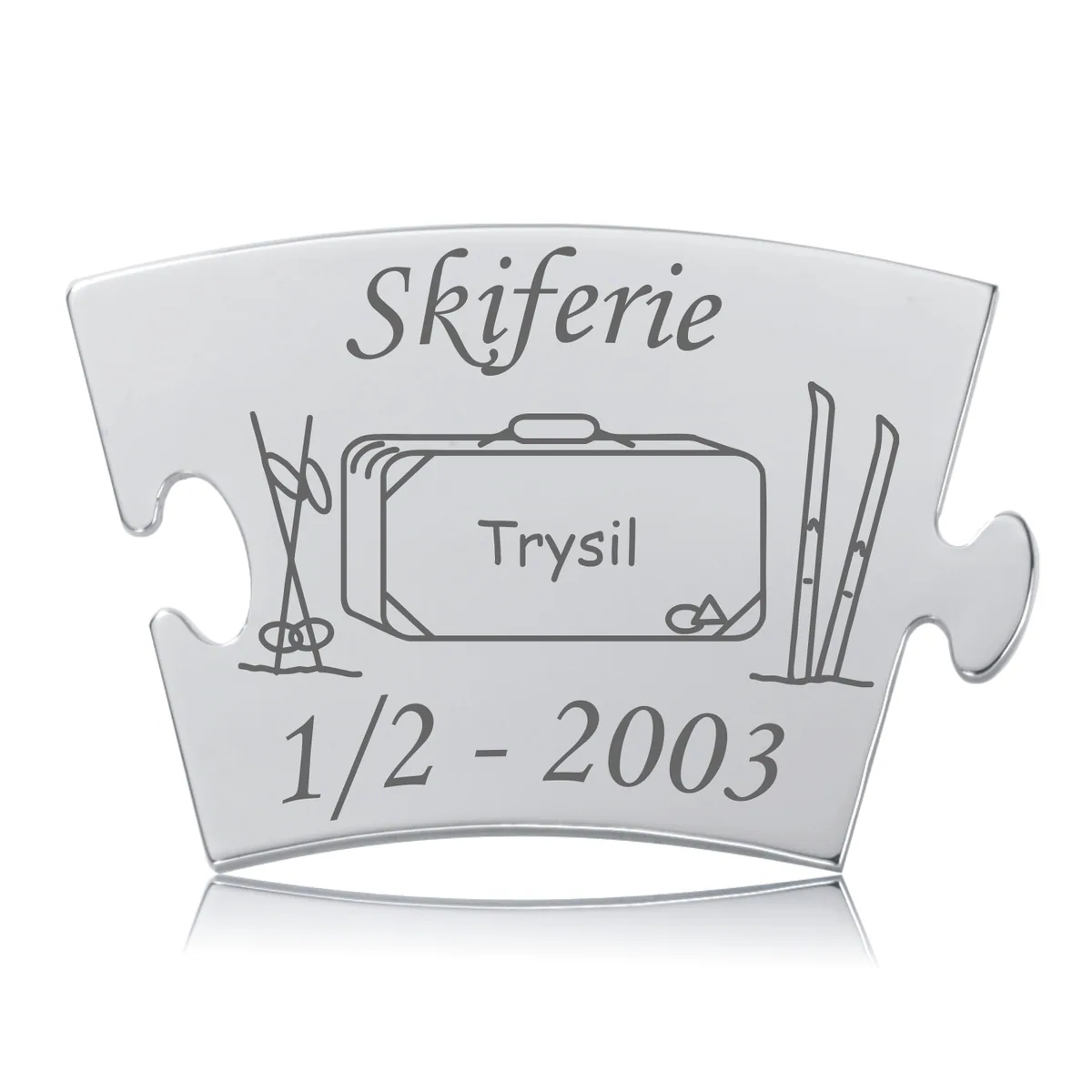 Memozz Classic brik i rustfrit stål med gravering af ski, skistave, kuffert og teksten "Skiferie Trysil"