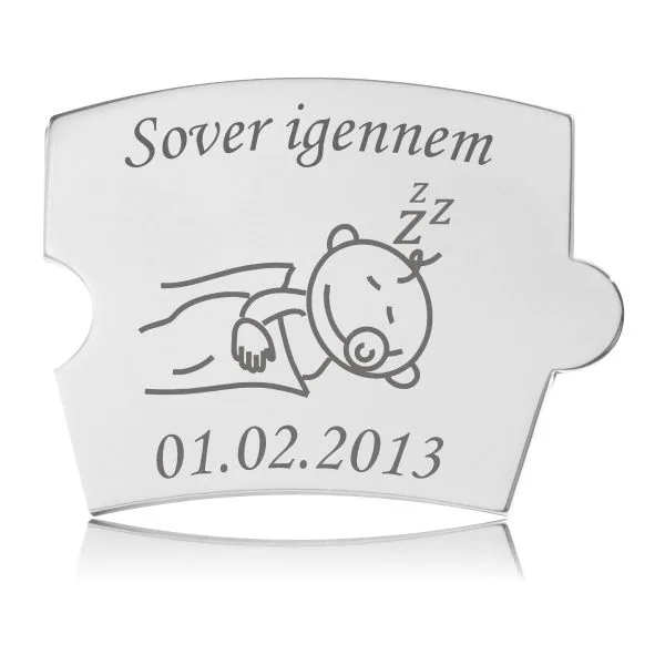 Memozz Spin mindebrik "Sover igennem" i håndpoleret rustfrit stål med gravering af sovende baby og teksten "Sover igennem". En sød milepæl for forældre.