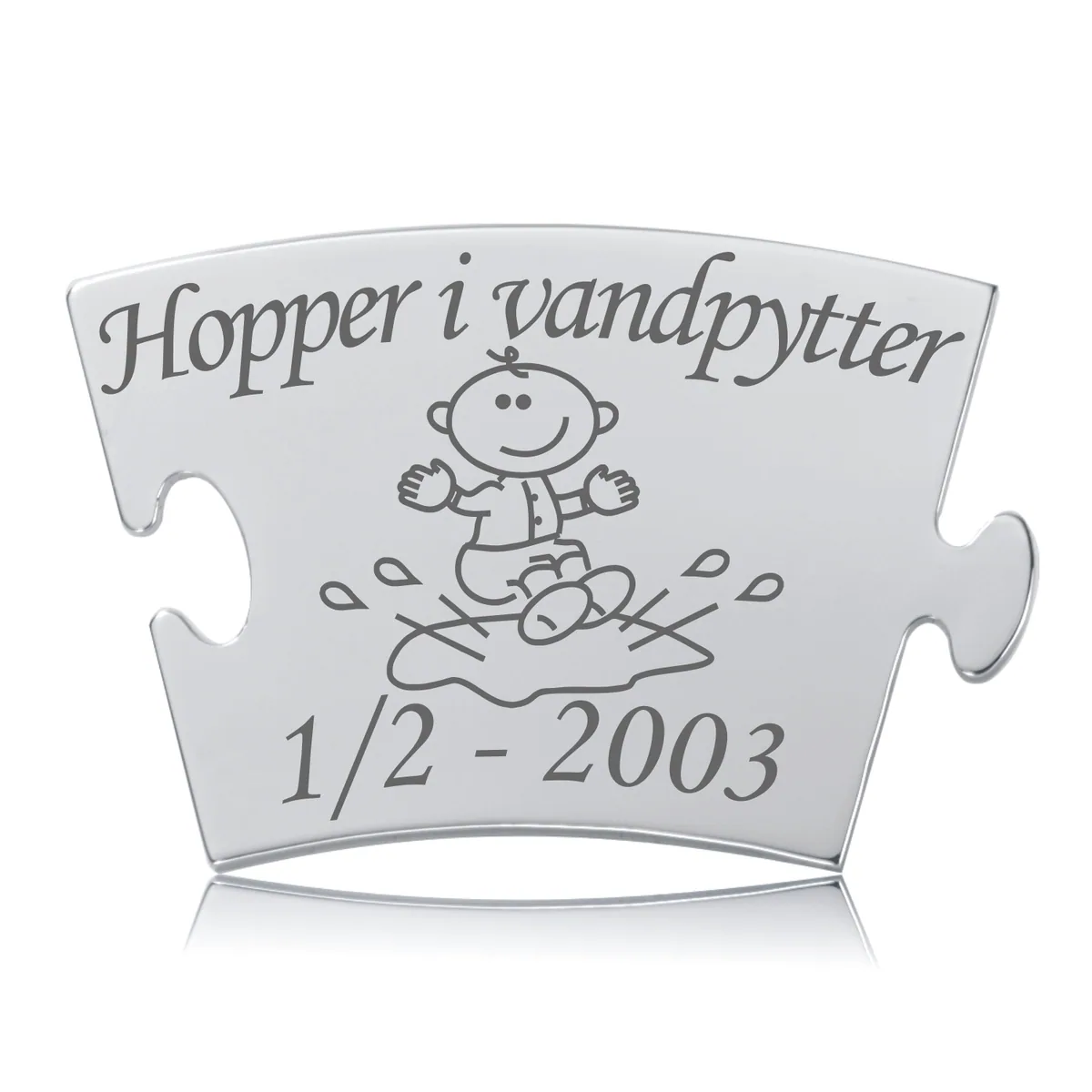 Memozz Classic brik "Hopper i vandpytter" i håndpoleret rustfri stål med mørk lasergravering af et legende barn