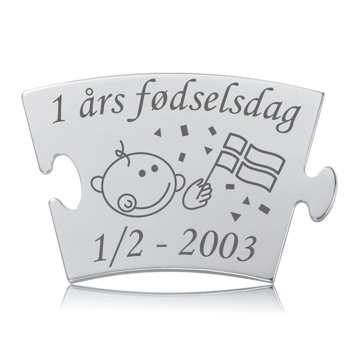 Memozz Classic fødselsdagsbrik i rustfrit stål med gravering af konfetti og baby med flag. Puslespilsform.