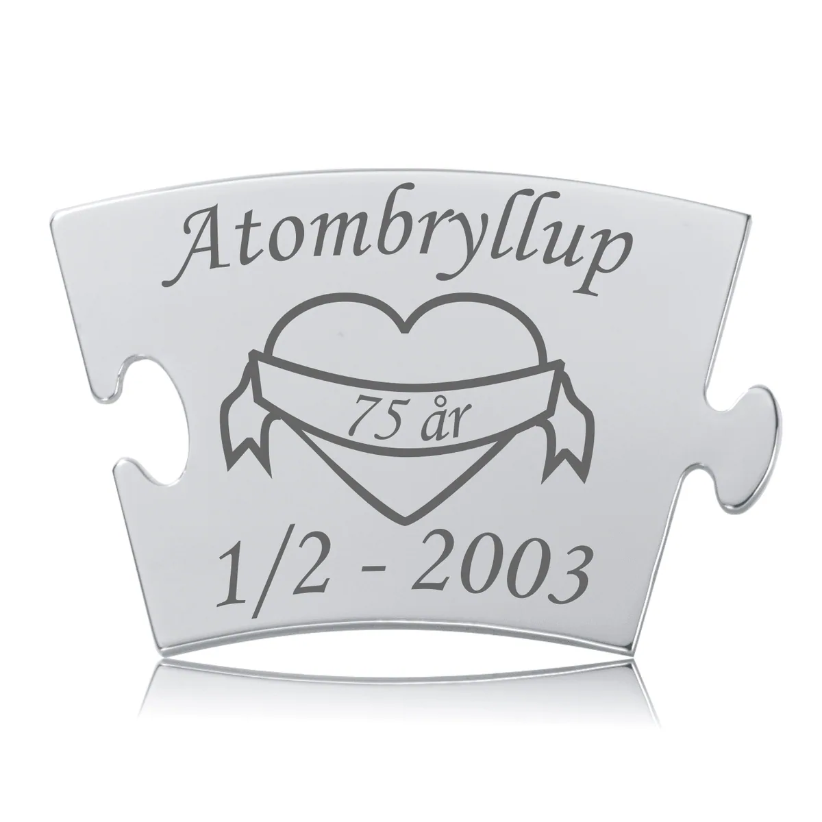 Memozz Classic "Atombryllup" brik i poleret rustfrit stål med "Atombryllup" og "75 år" indgraveret, reflekterende overflade