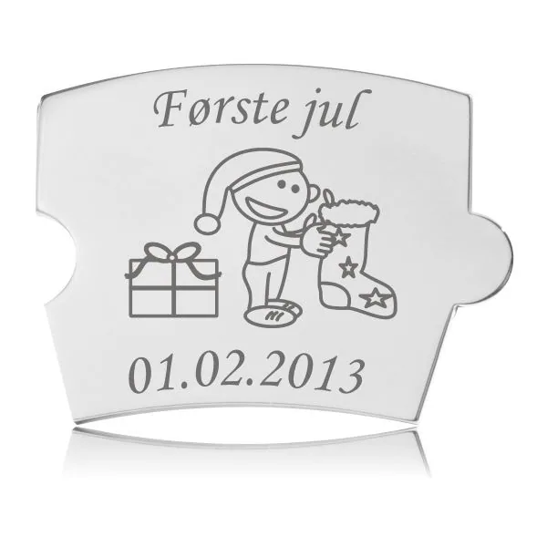 Memozz Spin brik i sølvfarvet stål med gravering af en nisse med julestrømpe og ‘Første Jul’