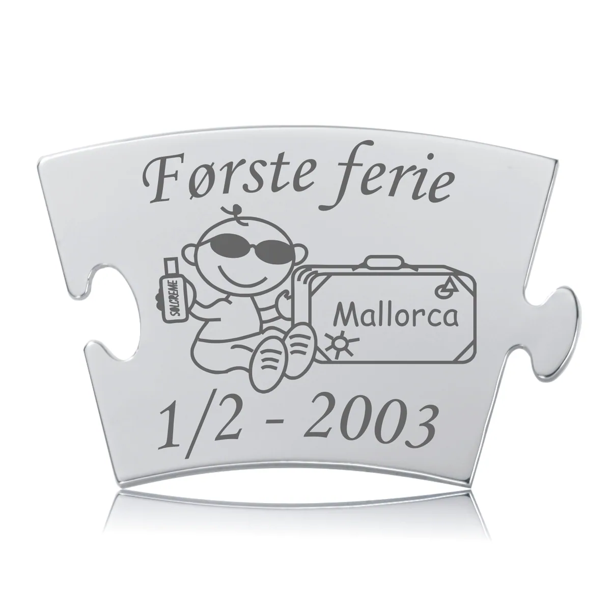 Memozz Classic brik “Første ferie” i håndpoleret rustfri stål med gravering af et barn, kuffert og ordet “Mallorca”