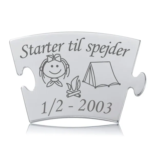 Memozz Classic brik "Starter til spejder - pige" i håndpoleret rustfri stål med detaljeret lasergravering af spejderpige, lejrbål og telt.