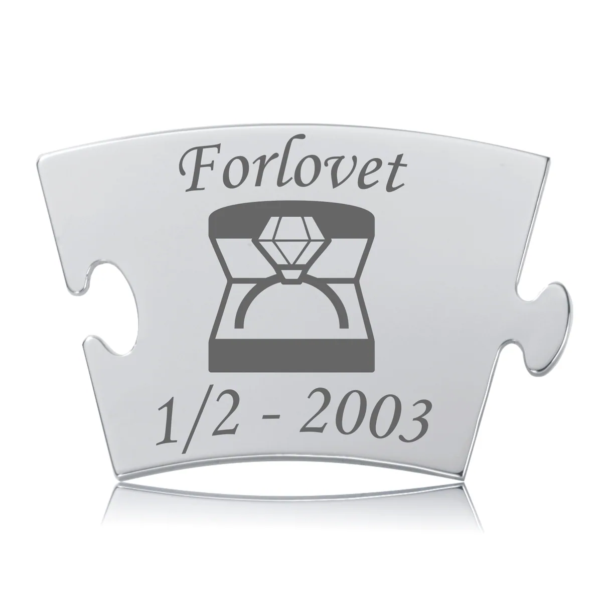 Memozz Classic "Forlovet - Model Diamant" mindebrik i skinnende rustfrit stål med tydelig gravering af teksten "Forlovet" og en diamantring i en æske.