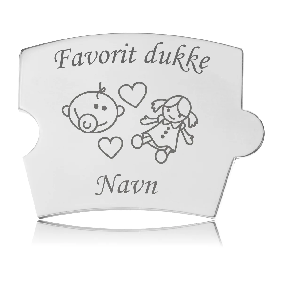 Memozz Spin Favorit dukke brik i håndpoleret rustfrit stål med lasergraveret motiv af et barn, en dukke og hjerter samt teksten "Favorit dukke" og "Navn".
