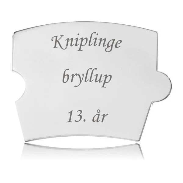 Blank, strålende Memozz Spin brik i rustfrit stål med teksten "Kniplingebryllup 13. år" lasergraveret