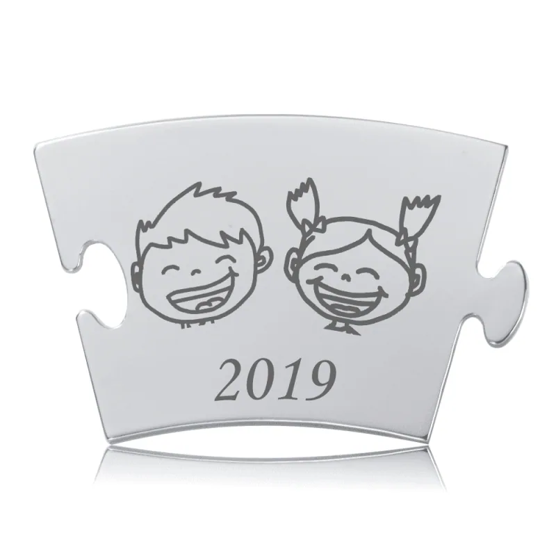 Memozz Classic Årsbrik 2019 i rustfrit stål med gravering af to glade børneansigter og årstallet 2019