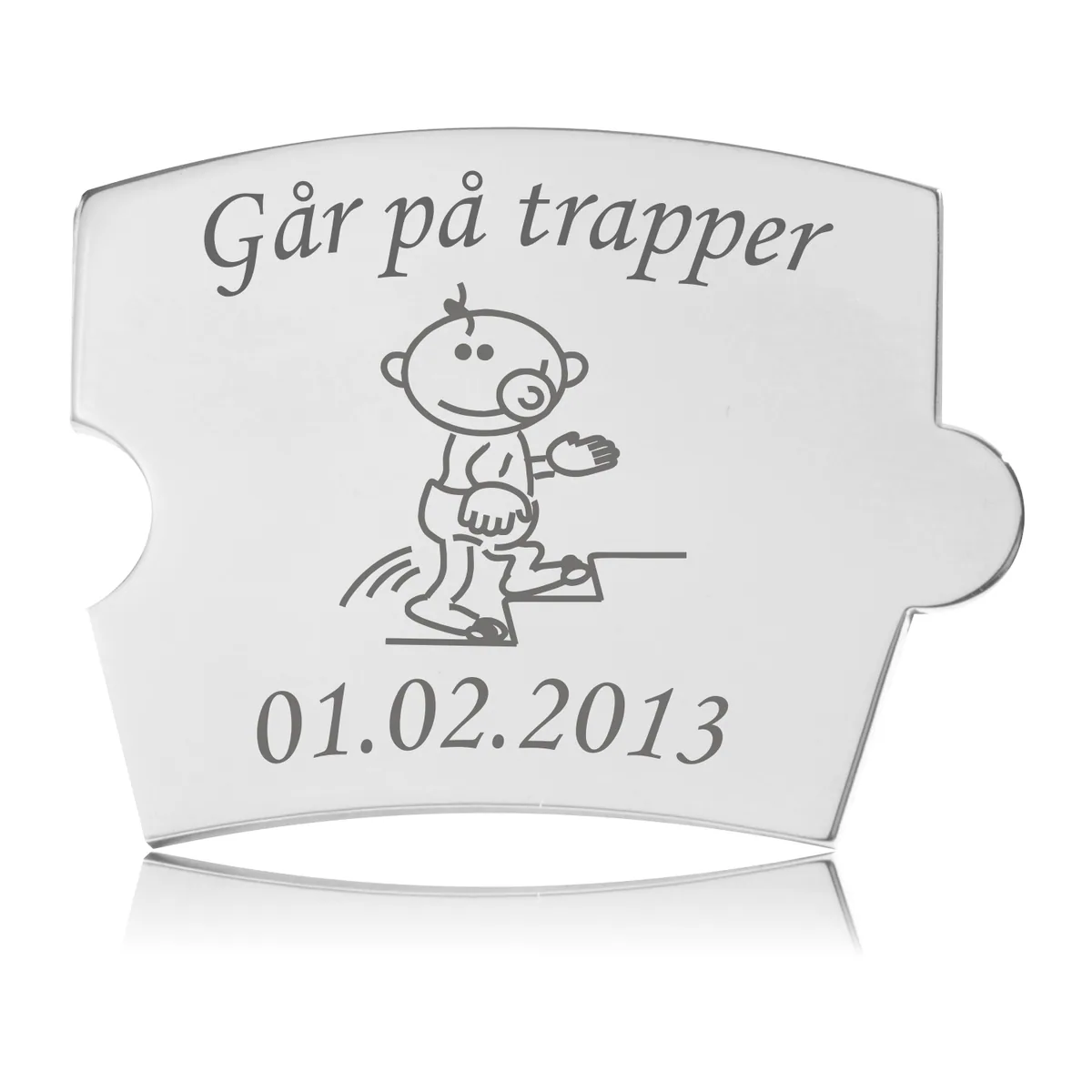 Memozz Spin brik i håndpoleret rustfrit stål med gravering: "Går på trapper" og tegning af baby samt dato.