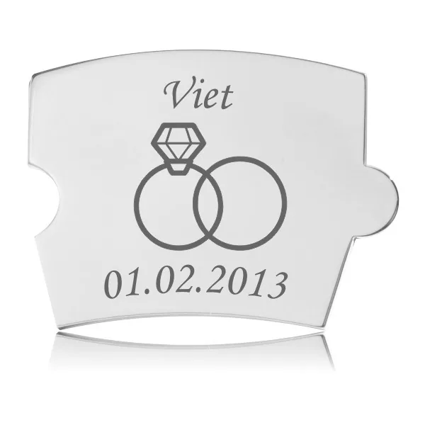 Memozz Spin brik 'Viet' med detaljeret gravering af to vielsesringe og dato i poleret stål. En mindebrik til en mindetavle for bryllup.