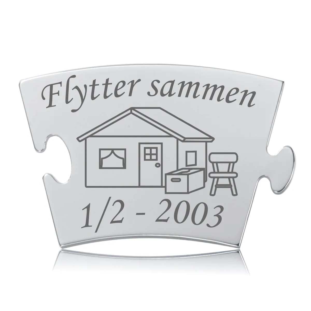 Memozz Classic brik "Flytter sammen" i poleret stål, graveret med hus, kasse, stol og tekst.