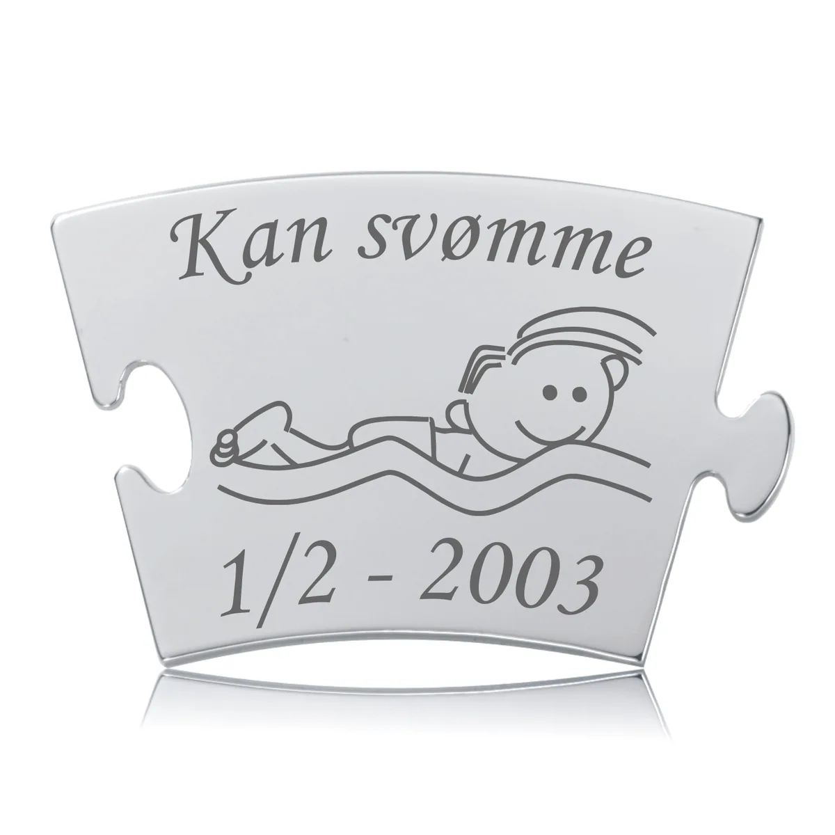 Memozz Classic brik "Kan svømme - Dreng" i poleret rustfri stål med gravering af svømmende dreng og teksten "Kan svømme".