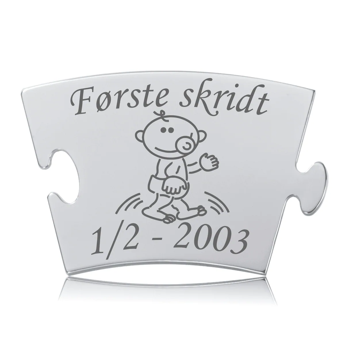 Memozz Classic brik "Første skridt" i poleret rustfrit stål med gravering af et barn og teksten "Første skridt".