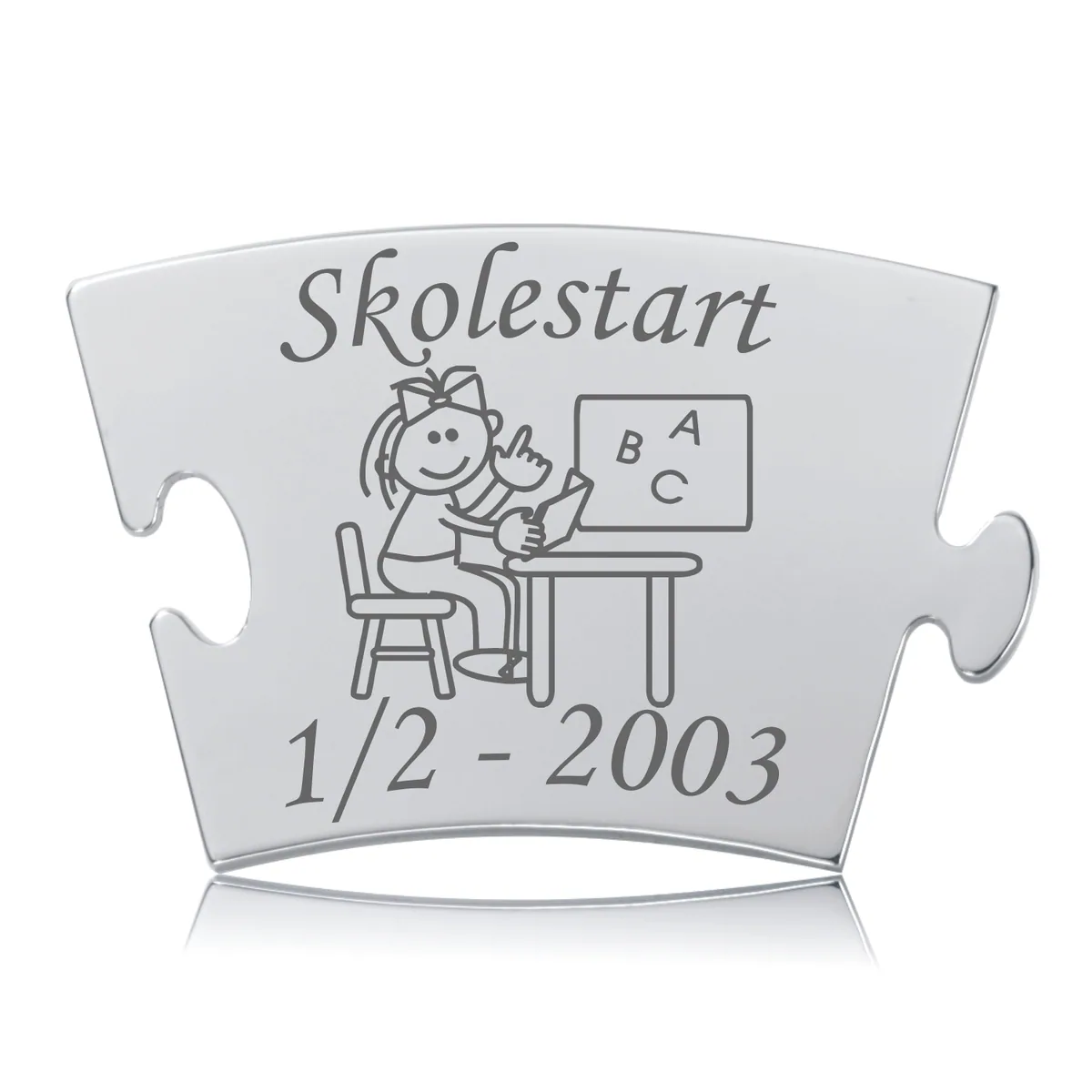 Skolestart Pige Memozz brik i poleret stål med gravering af pige ved skolebord og teksten "Skolestart"