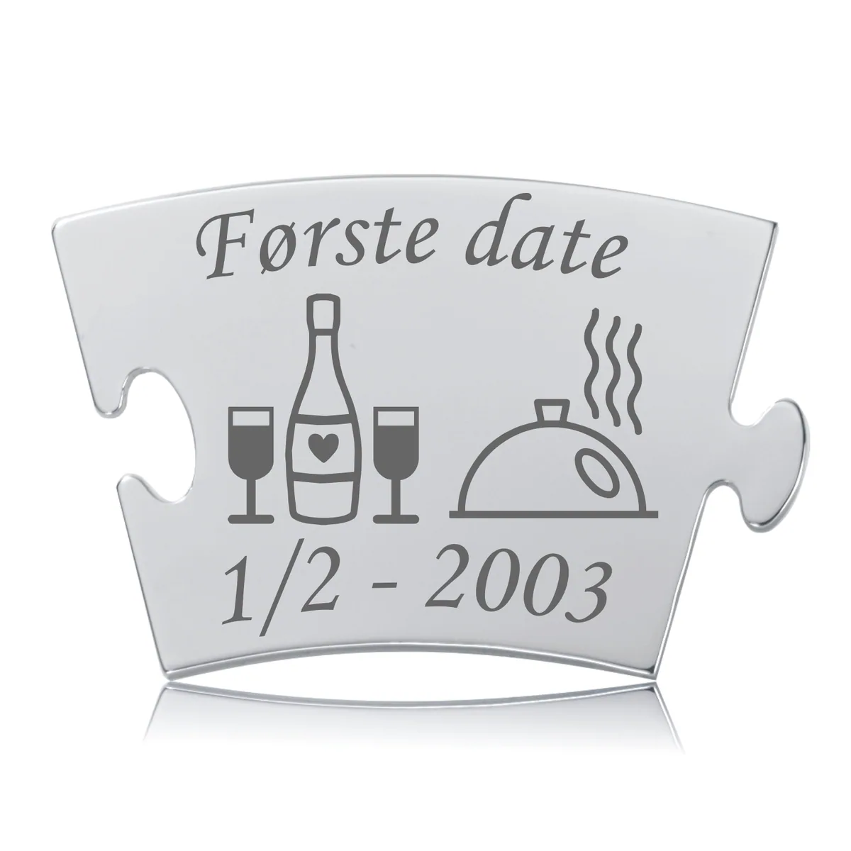 Memozz Classic brik "Første date - Model Middag" i håndpoleret rustfrit stål. Graveret design med flaske, vinglas og madklokke.